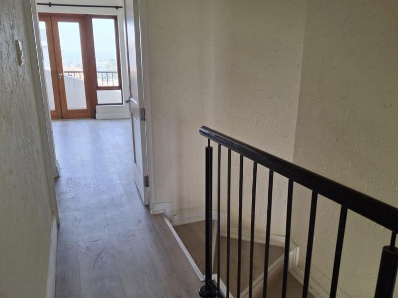 A GORGEOUS UNFURNISHED TWO BEDROOM DUPLEX - Photo 4