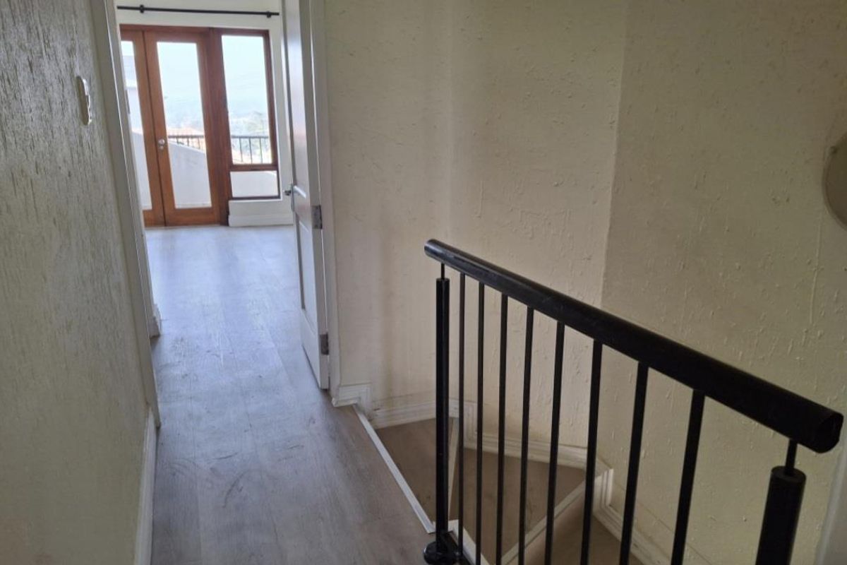 A GORGEOUS UNFURNISHED TWO BEDROOM DUPLEX - Photo 4