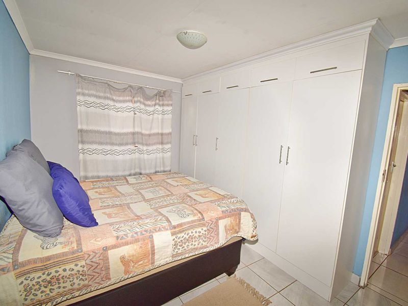 3 Bedroom, 2 Bathroom Home - Photo 10