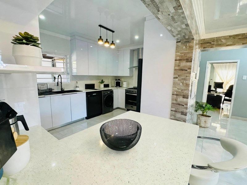 4 bedroom with pool - Photo 3
