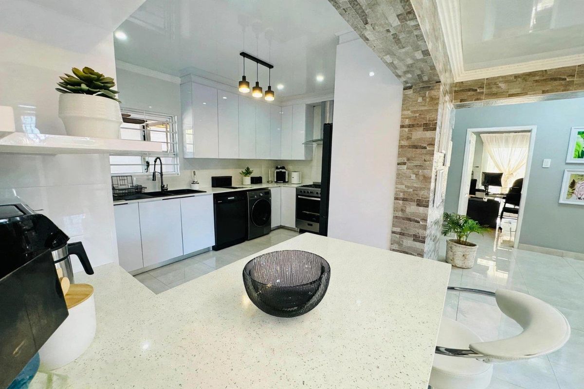 4 bedroom with pool - Photo 3