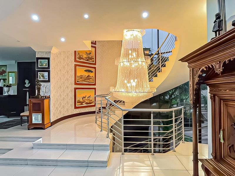 Meyersdal Eco Estate's most extraordinary residence where Elegance, Comfort and Sophisticated living reaches its zenith. - Photo 5