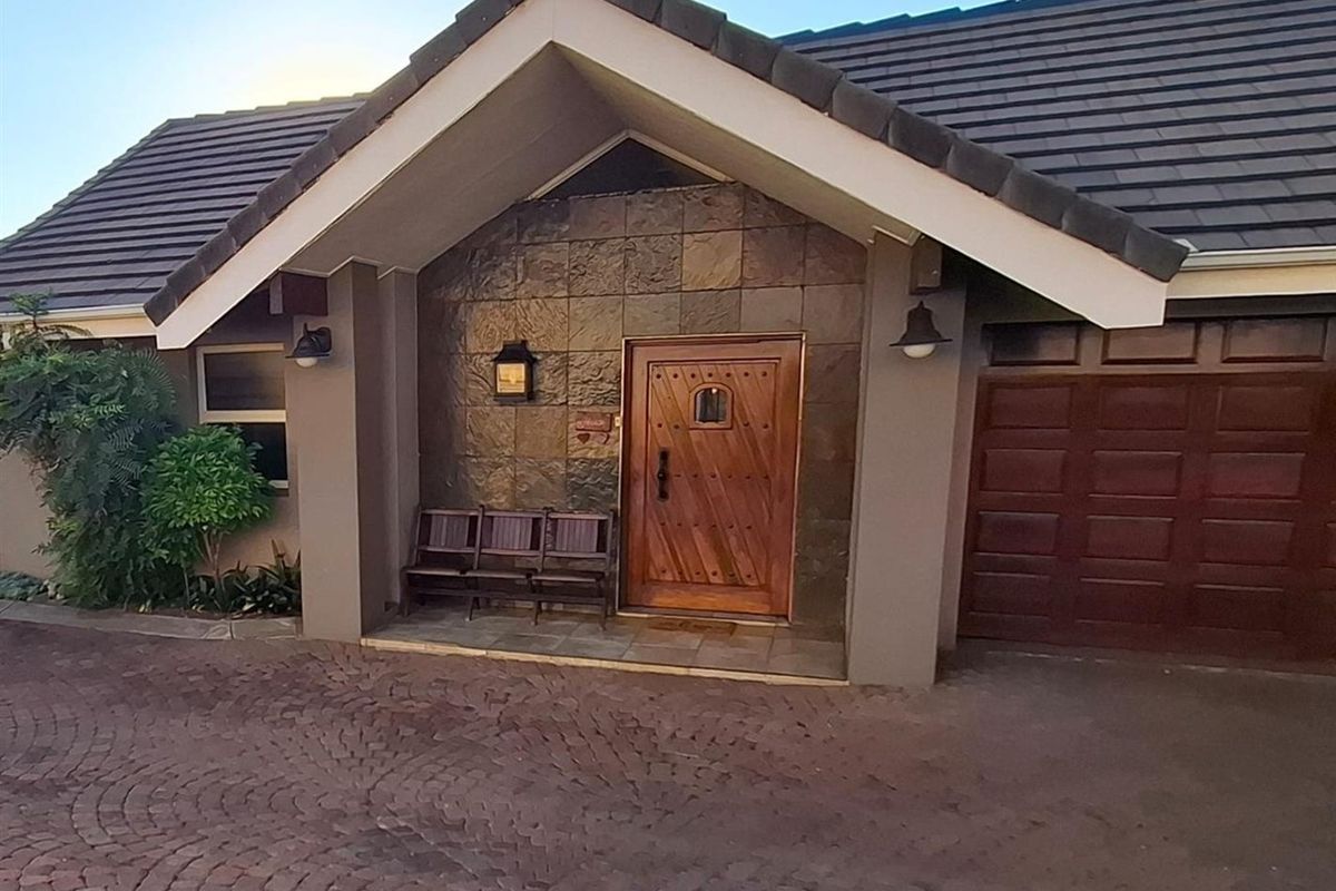 A Rare Gem on the Fairway - Exceptional Family Living with Direct Golf Course Access - Dual Mandate! - Photo 5