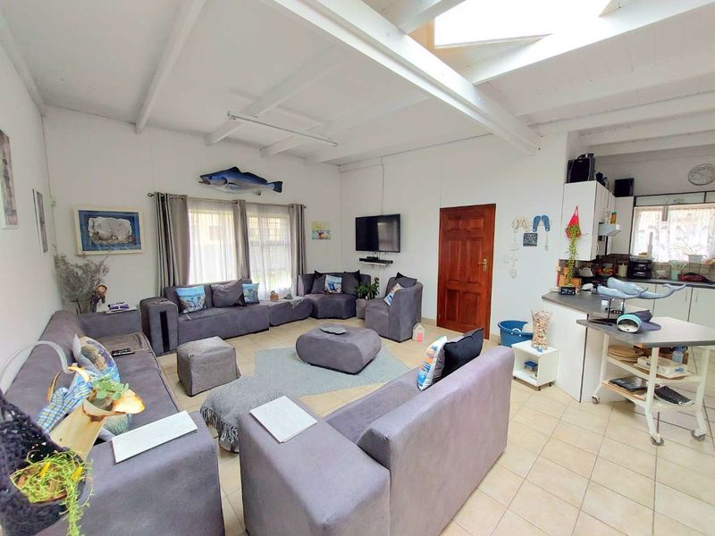 Spacious 4-Bedroom Gem: Perfect for Family & Entertaining! - Photo 2