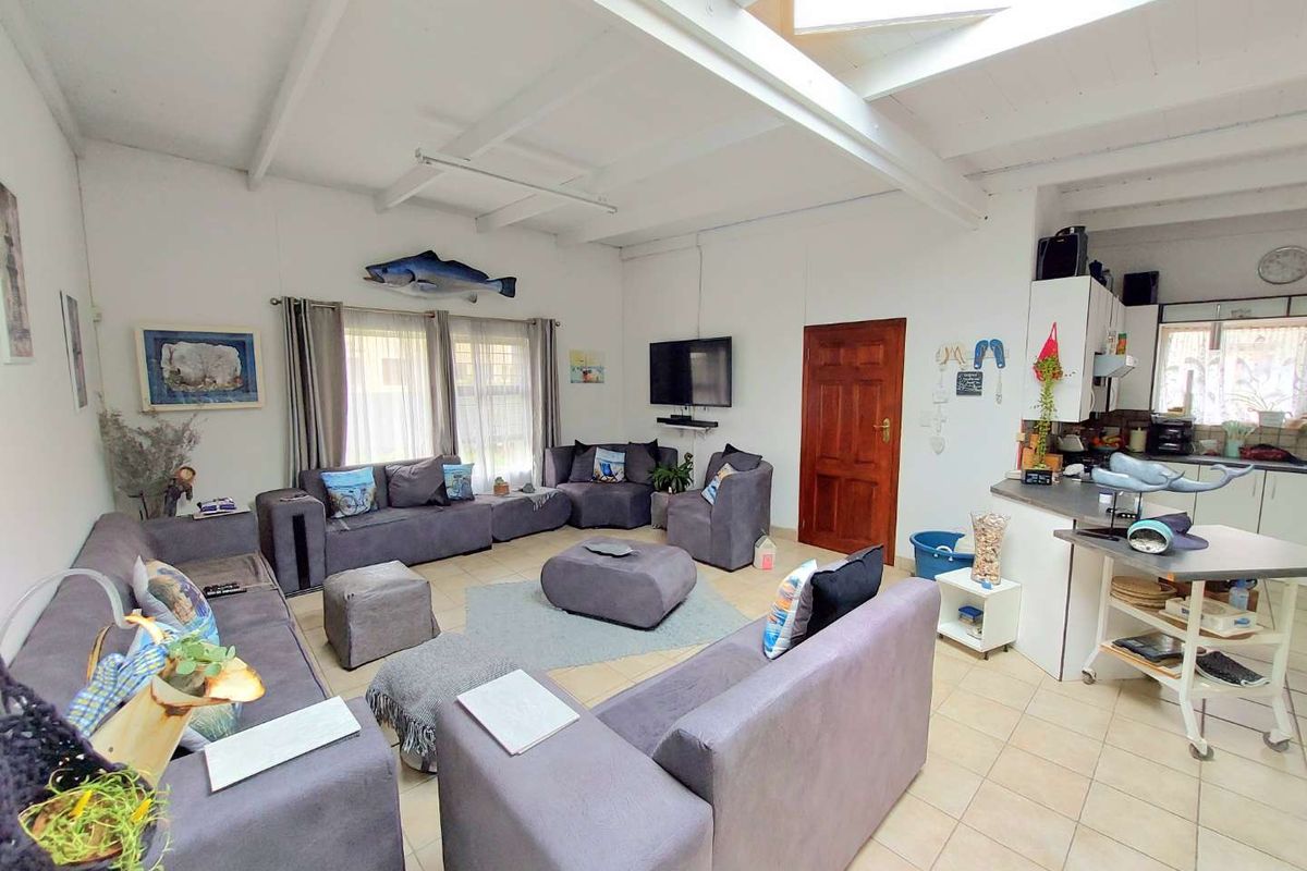 Spacious 4-Bedroom Gem: Perfect for Family & Entertaining! - Photo 2