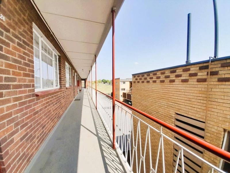 Bright & Spacious Living in Clearwater, New Redruth - Photo 3