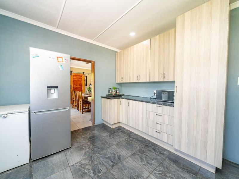 Spacious Family Home with Expansive Garden and Pool in Parkrand** - Photo 5