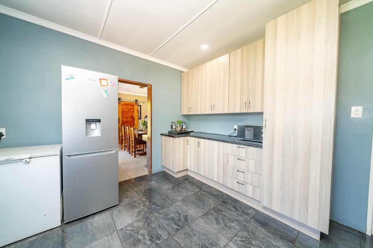 Spacious Family Home with Expansive Garden and Pool in Parkrand** - Photo 5
