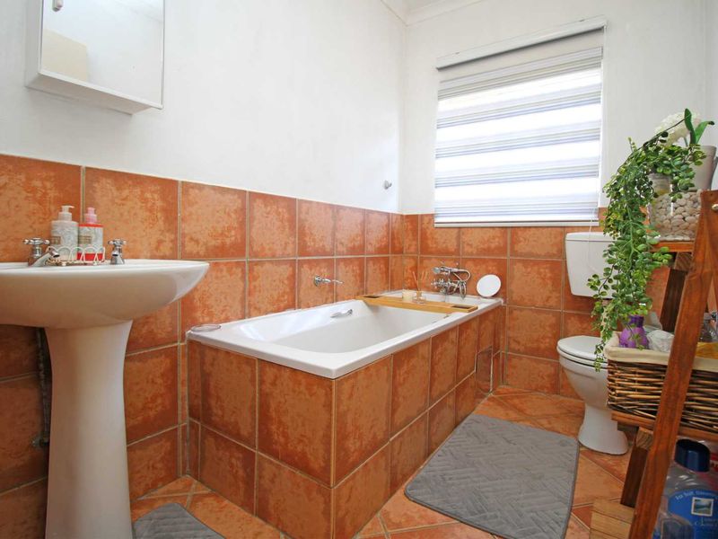 Neat 2-Bedroom Apartment in Complex - Photo 3