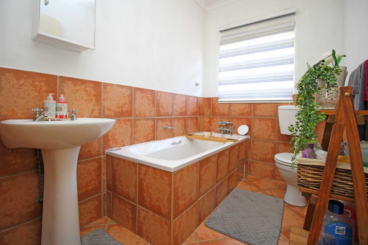 Neat 2-Bedroom Apartment in Complex - Photo 3