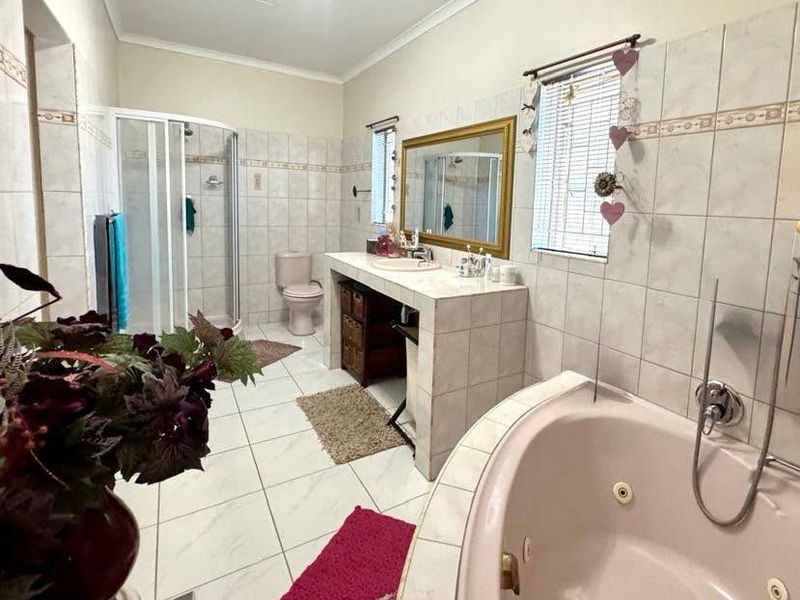 4 Bedroom House For Sale in Olympia - Photo 6