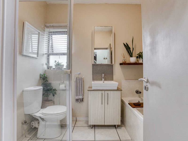 Modern Loft Apartment in Prime Lonehill Location - Photo 6