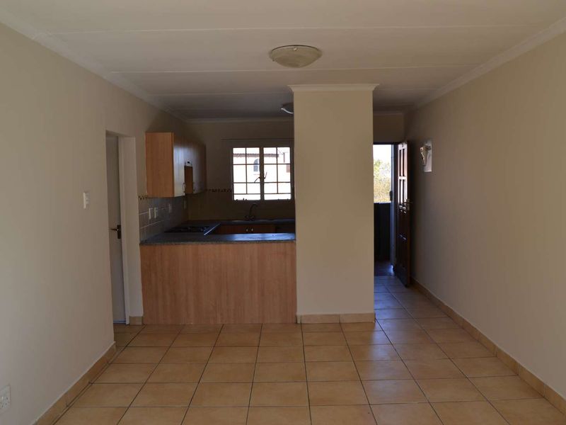 Charming 2-Bedroom Townhouse Perfect for First-Time Buyers and Investors - Photo 2