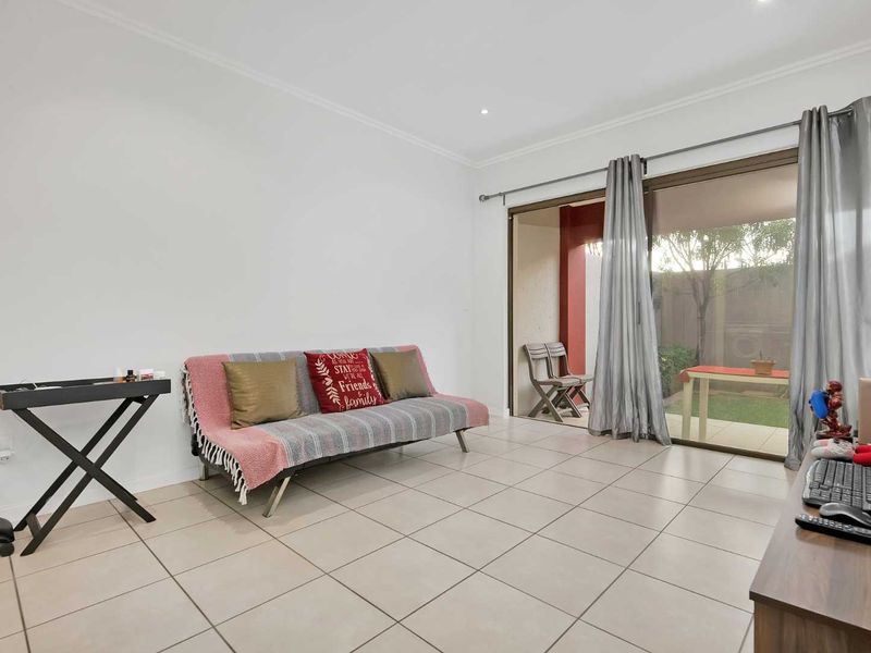 GROUND FLOOR, BEAUTIFUL GARDEN! - Photo 6