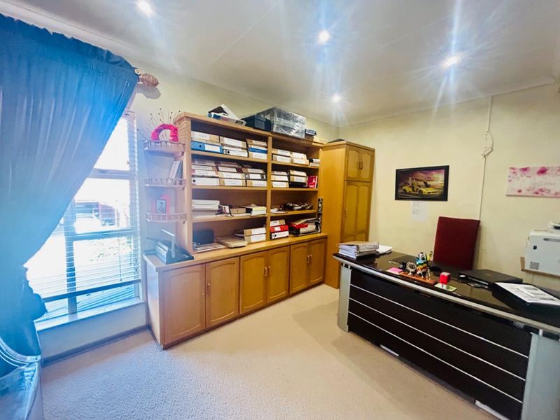 Luxurious 7 bed house for sale in Vryheid - Photo 4