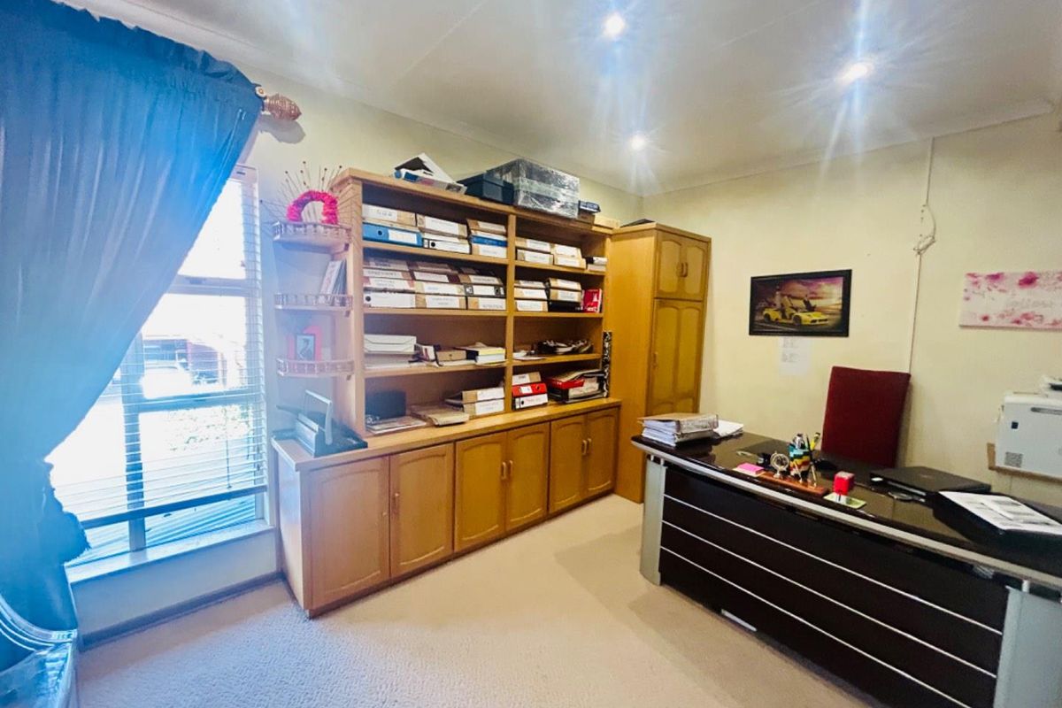 Luxurious 7 bed house for sale in Vryheid - Photo 4