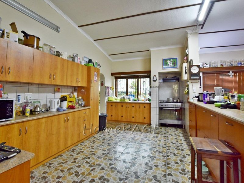 Central, Walvis Bay:  Corner Home with flat, loads of potential is for sale - Photo 5