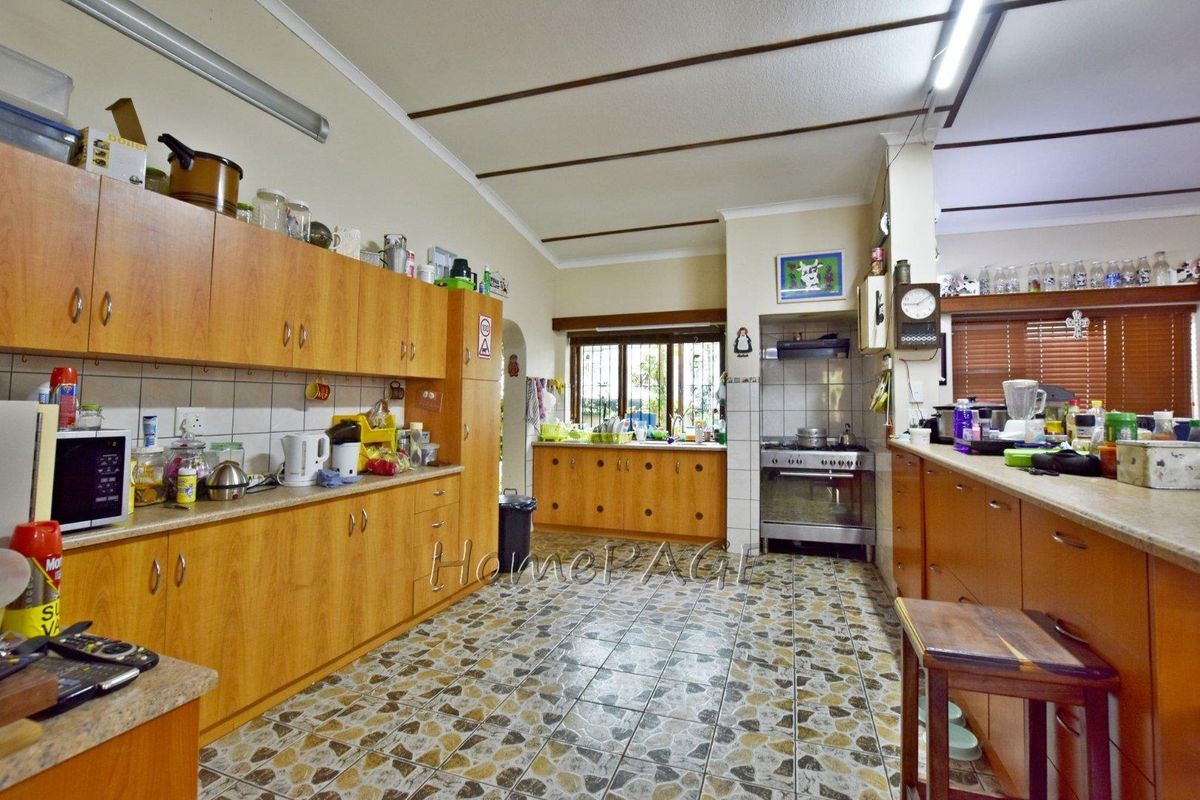 Central, Walvis Bay:  Corner Home with flat, loads of potential is for sale - Photo 5