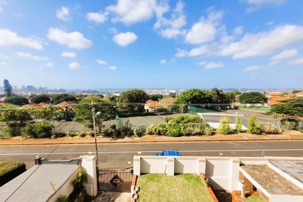 Double Volume Spacious Glenwood Home - Photo 4