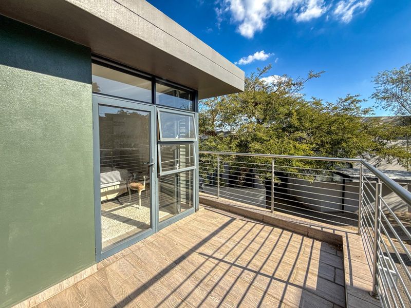 Boldly Modern. Brilliantly Located. Beautifully Secure | Upmarket 3 Bed Townhouse in Boomed Off Menlo Park - Photo 4