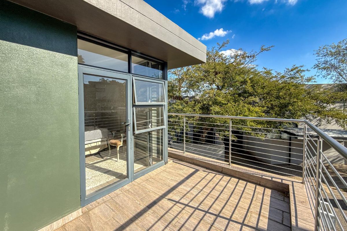 Boldly Modern. Brilliantly Located. Beautifully Secure | Upmarket 3 Bed Townhouse in Boomed Off Menlo Park - Photo 4