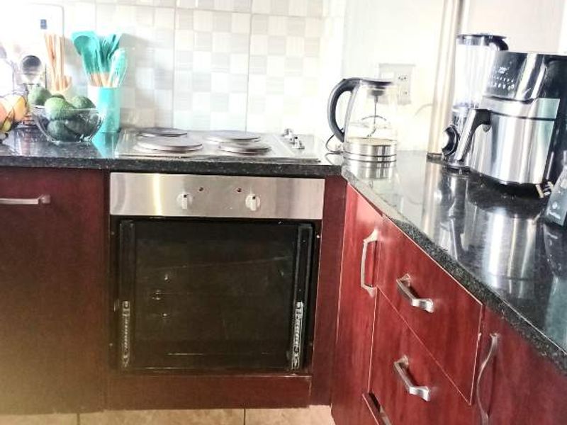 This property is perfectly suited for a small family or savvy investor looking for excellent value and convenience. - Photo 5