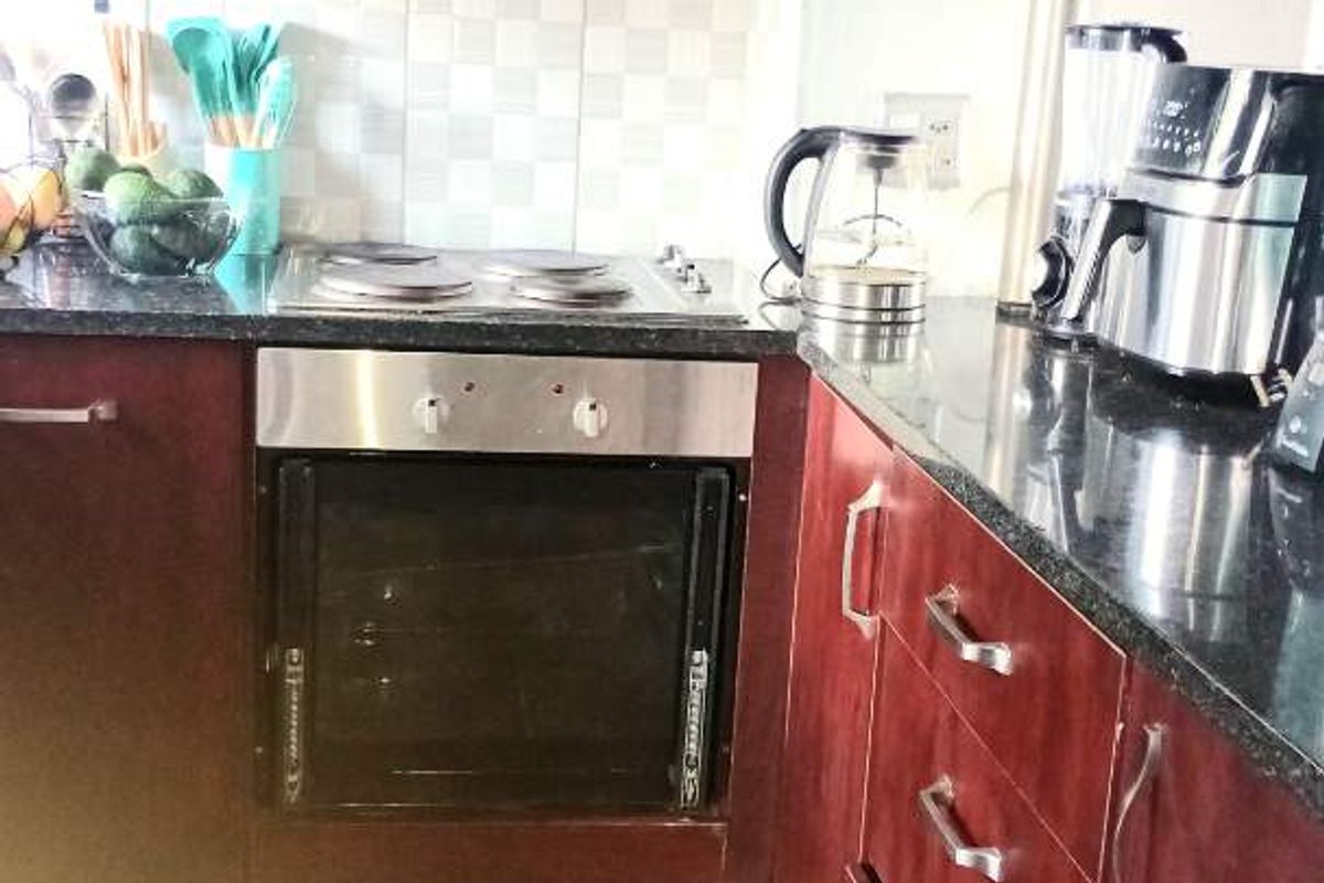 This property is perfectly suited for a small family or savvy investor looking for excellent value and convenience. - Photo 5