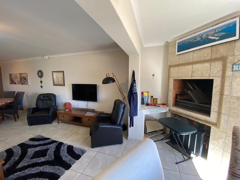 FOR SALE- FULLY FURNISHED - 3 BEDROOM FLAT WITH SEA VIEW IN MILE 4, SWAKOPMUND, NAMIBIA - Photo 8