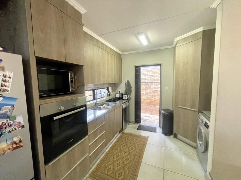 Effortless Living for the Modern Family – 3-Bed Townhouse in Amberfield - Photo 10