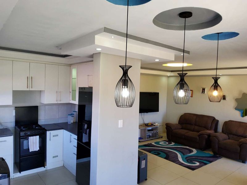 Modern fabulous spaces 3bedroom, family house, with morning fresh sea breeze,  with excellent security and big outside area - Photo 2