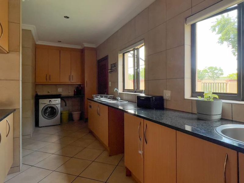 Gorgeous Townhouse in Midstream Estate - Photo 7