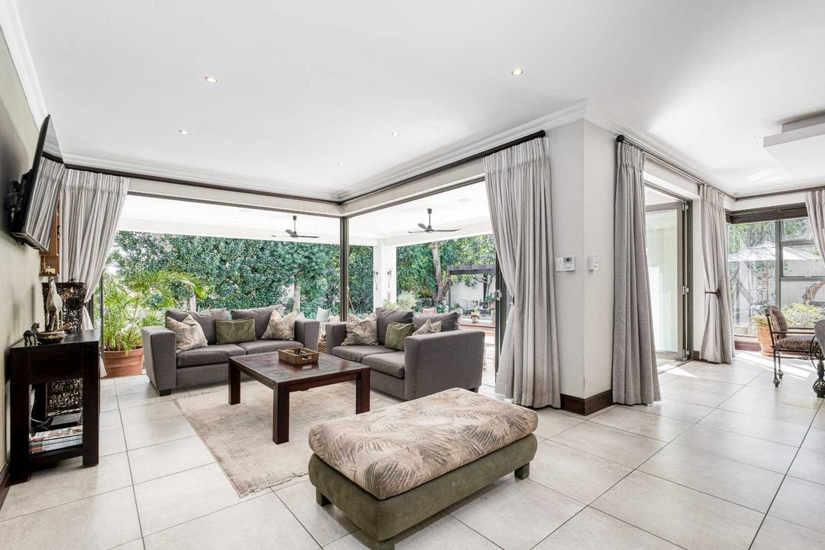 STUNNING 5 BEDROOM HOME FOR SALE IN FOURWAYS GARDENS RESIDENTIAL ESTATE - Photo 4