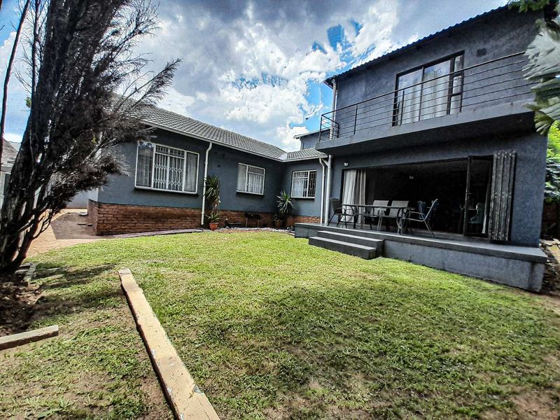 Astonishing estate ideally suited for a large family - Photo 2