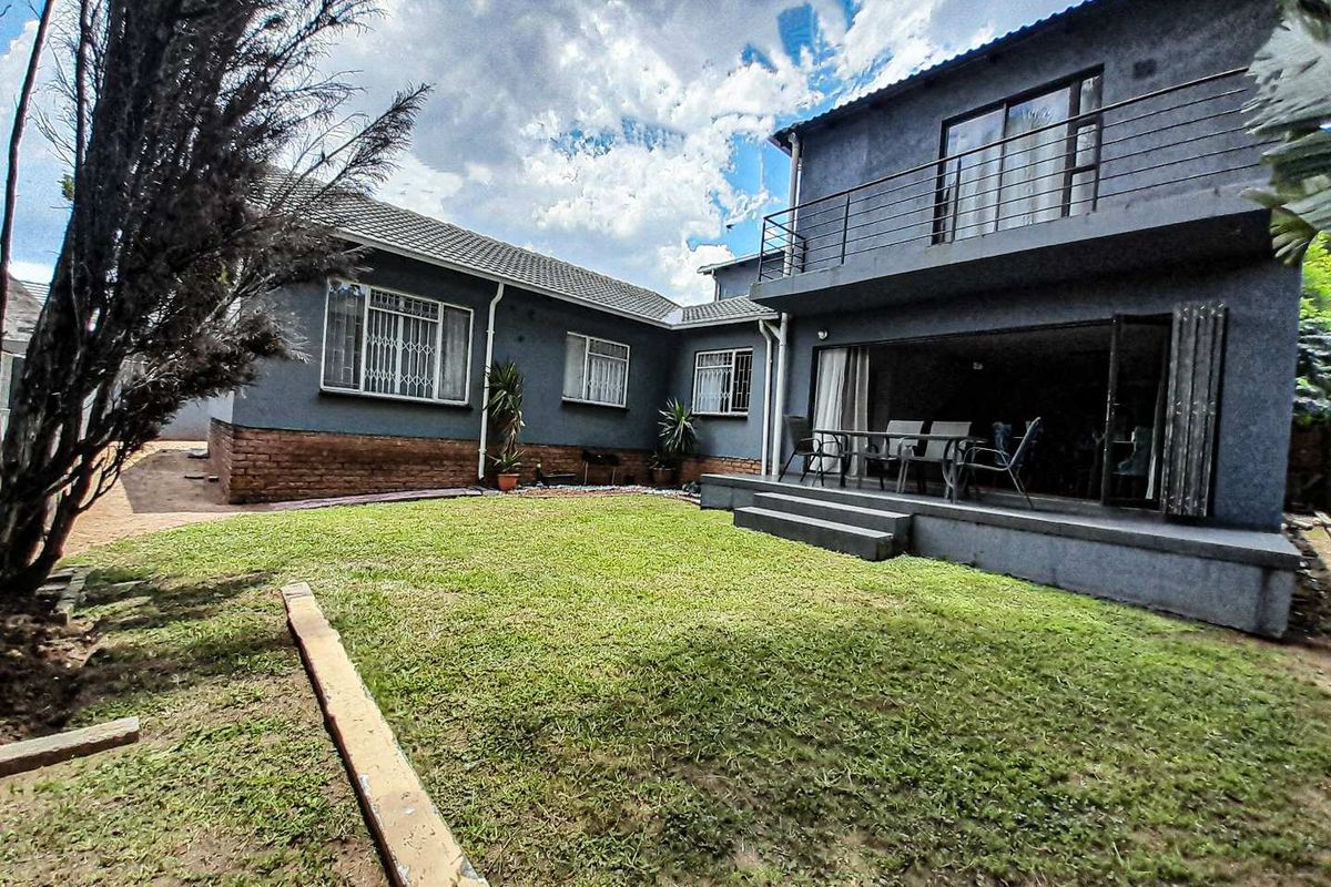 Astonishing estate ideally suited for a large family - Photo 2