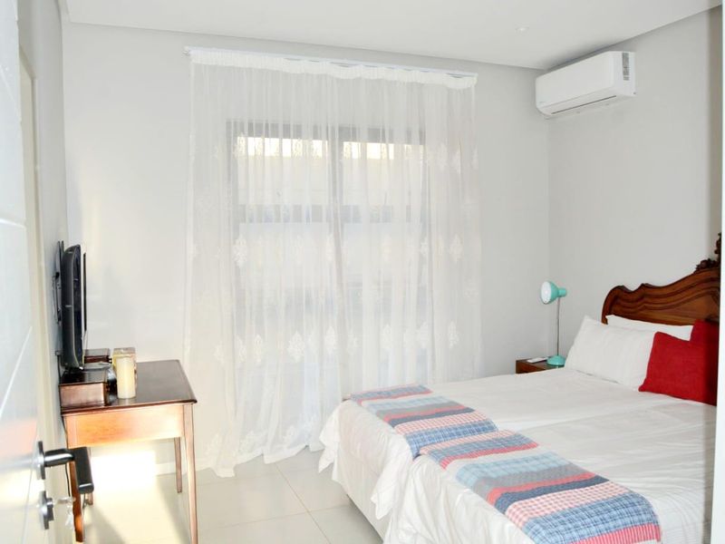 Stunning Family Home For Sale in Palm Lakes Estate - Photo 9