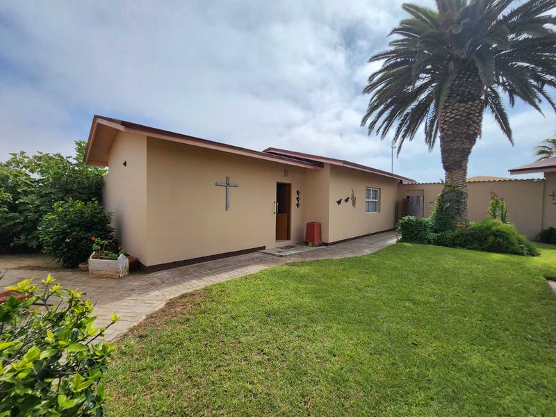 Corner property with 2 flats. - Photo 8