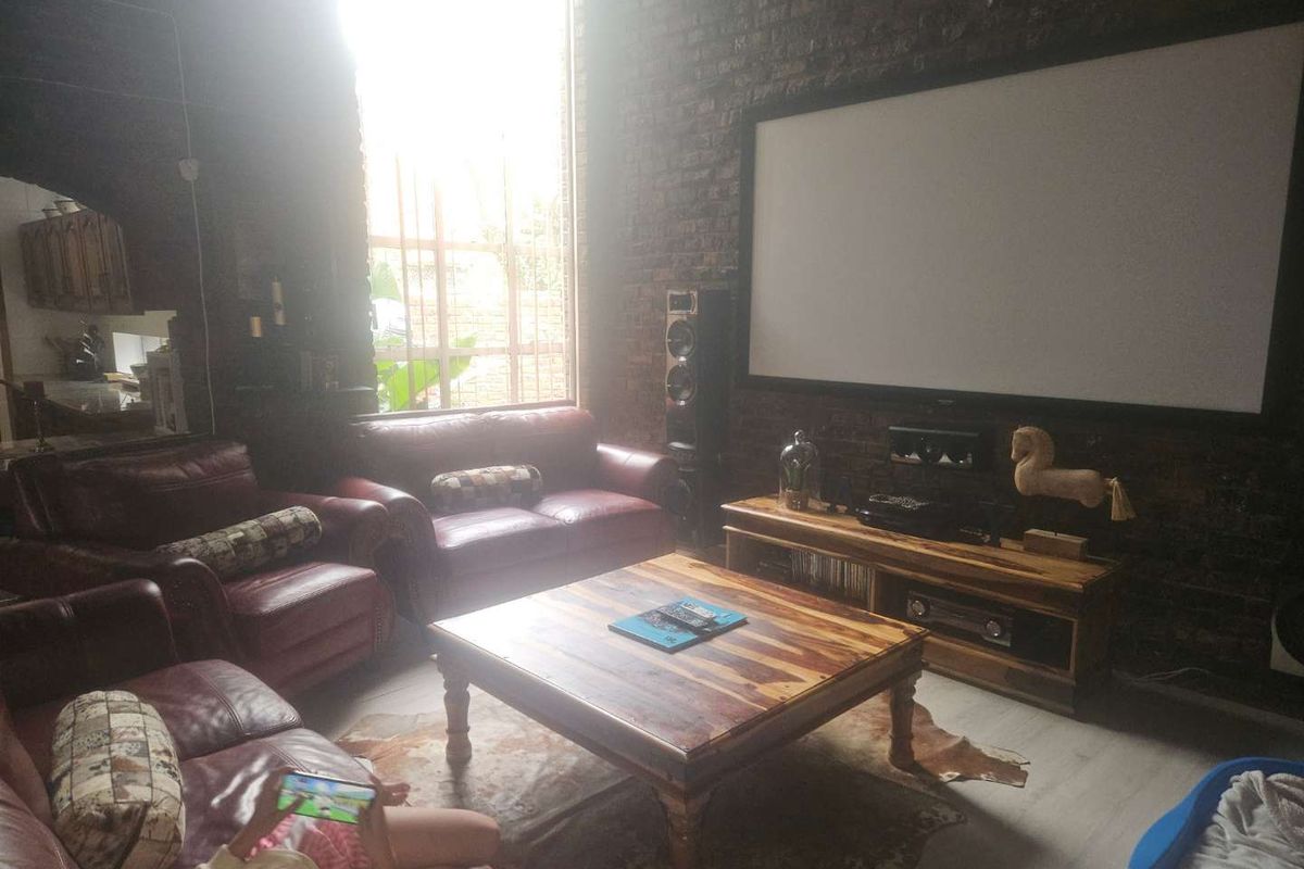 Spacious family home plus flat - Photo 4