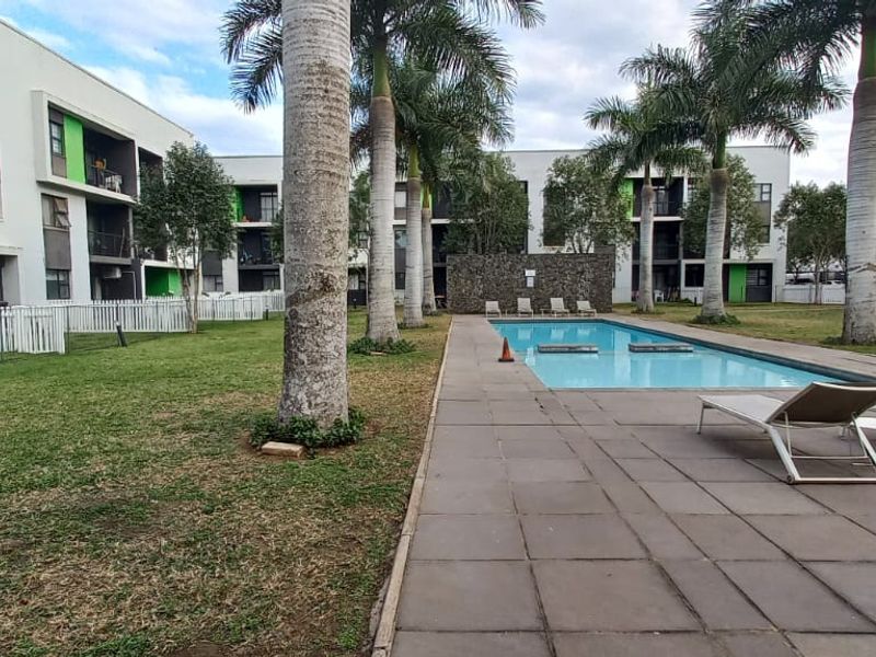 Pet-Friendly Ground Floor Gem with Pool & Gym - Photo 2