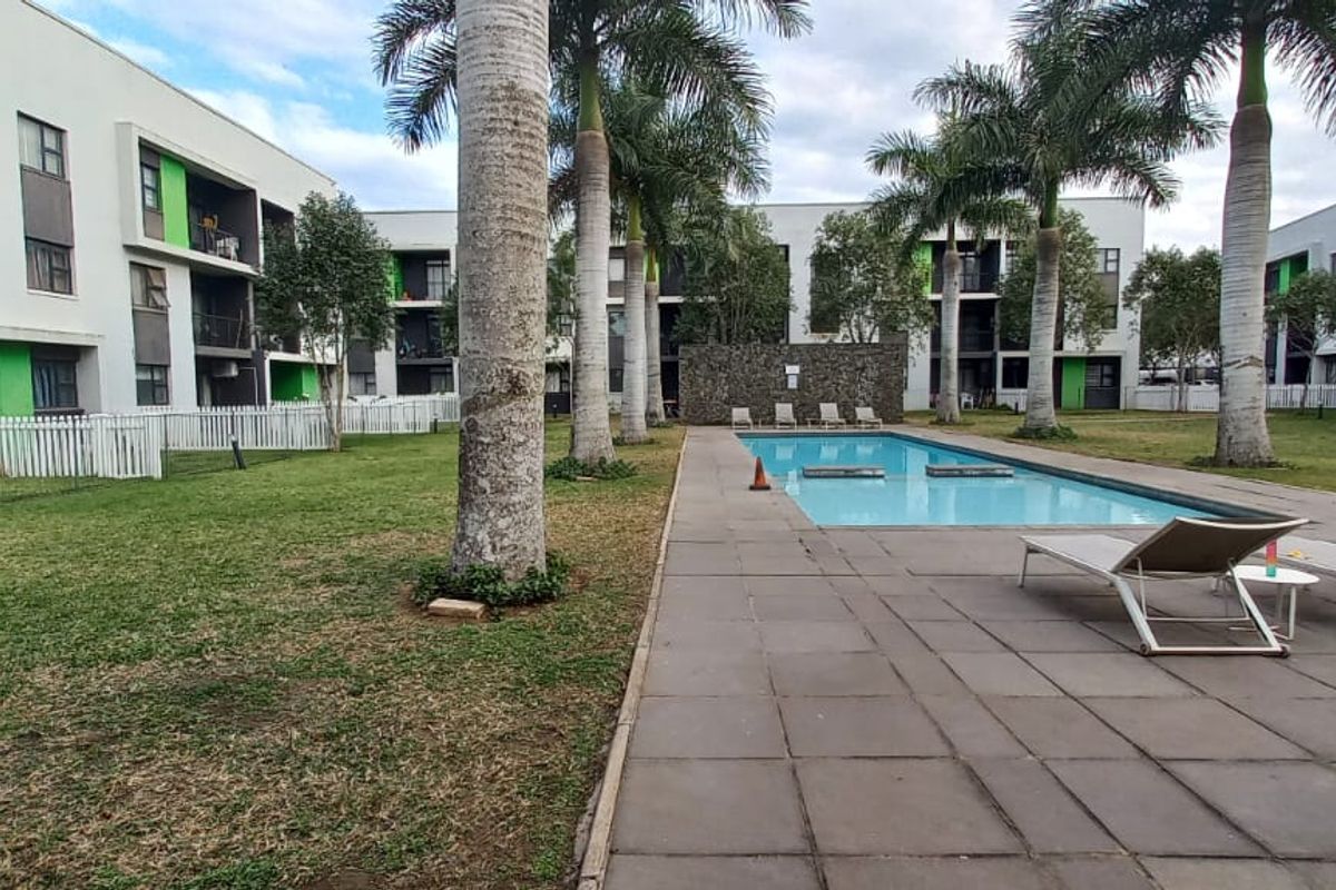 Pet-Friendly Ground Floor Gem with Pool & Gym - Photo 2