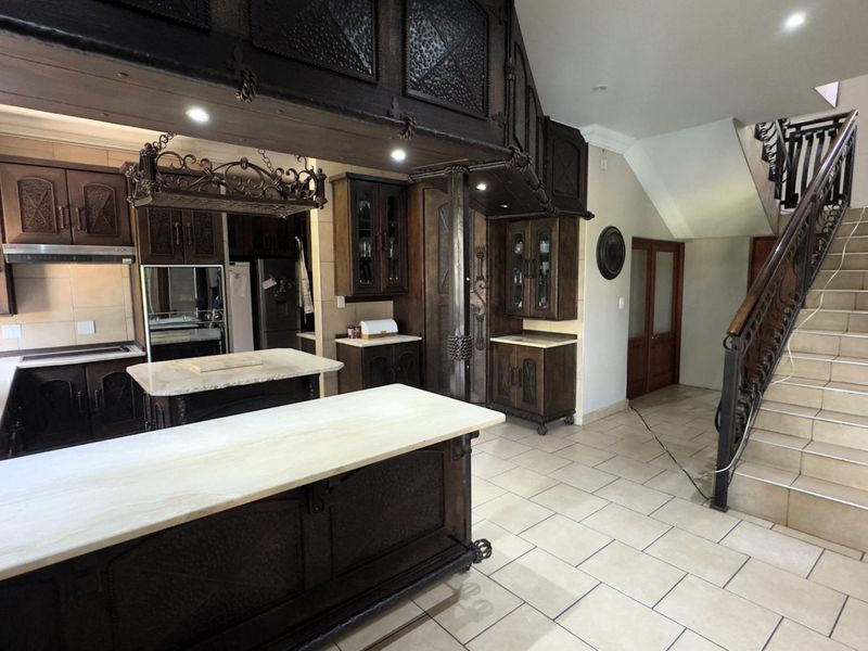 3 Bedroom Double-Story Masterpiece in Prestigious Estate - Photo 3