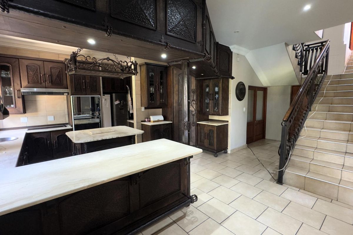 3 Bedroom Double-Story Masterpiece in Prestigious Estate - Photo 3