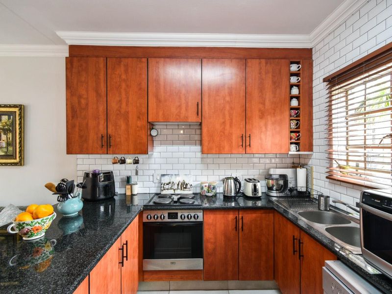 Move-In Ready Townhouse in Secure Old Faerie Glen Complex - Photo 7