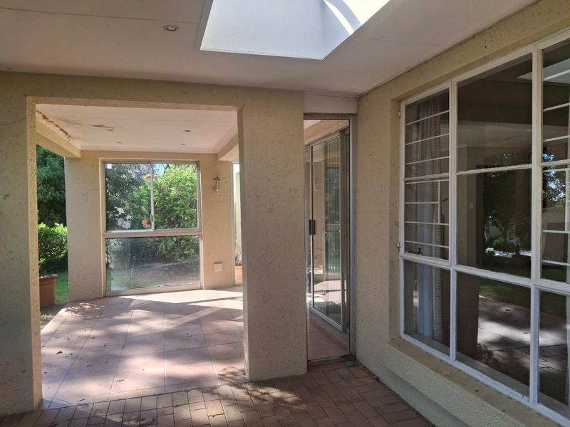 A GORGEOUS TWO BEDROOM SIMPLEX - Photo 5