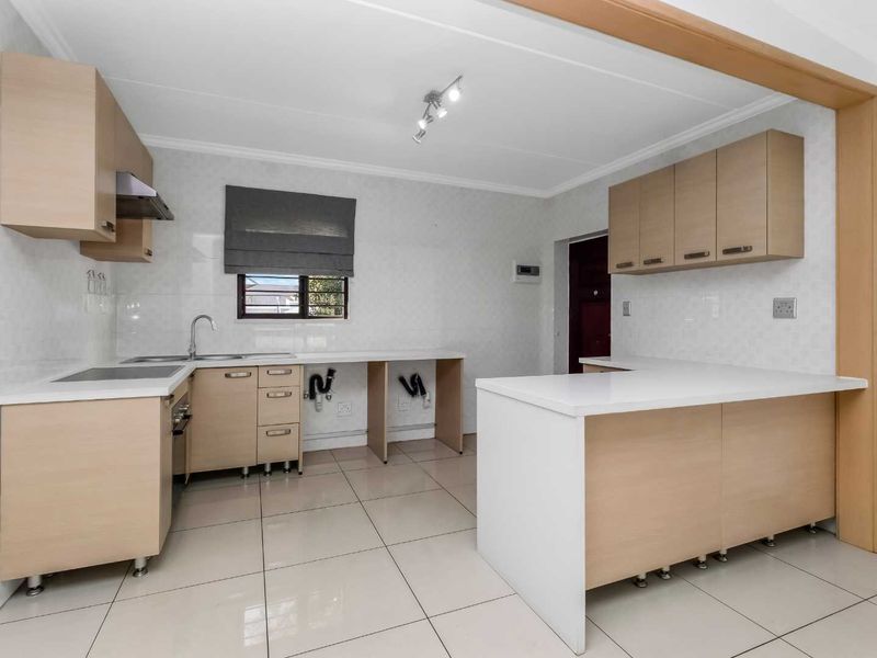 Light, Bright & Spacious 3-Bedroom 2 Baths Garden Apartment - Photo 4