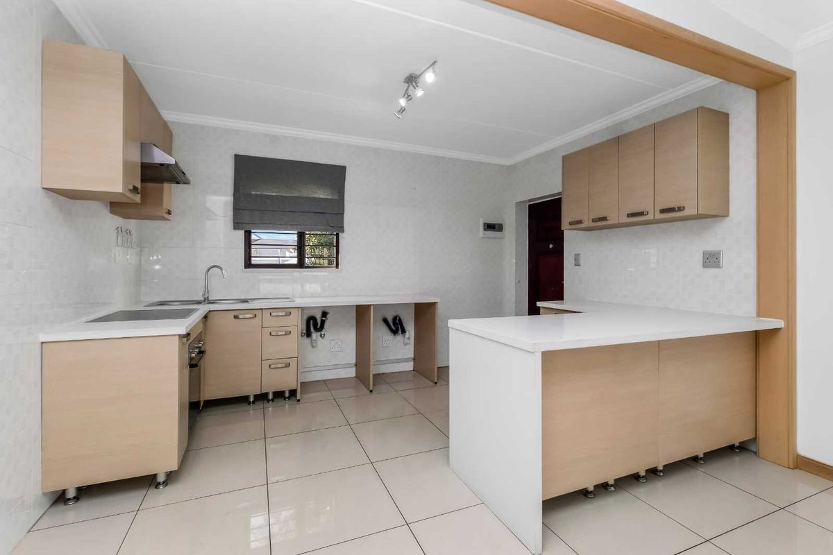 Light, Bright & Spacious 3-Bedroom 2 Baths Garden Apartment - Photo 4