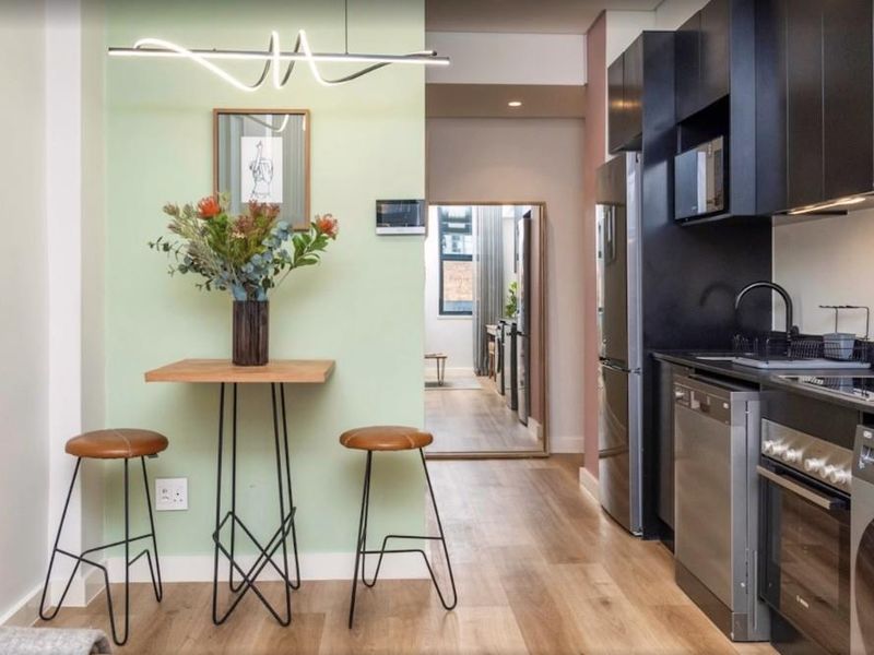 Stylish Fully Furnished 1-Bedroom Apartment in the Heart of Cape Town CBD - Photo 7