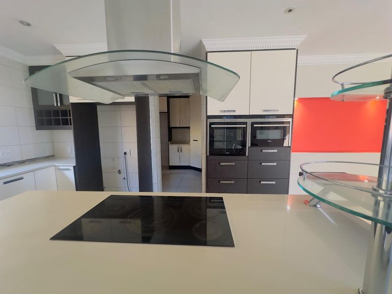 4 Bedroom House to Rent in Blue Valley Golf Estate - Photo 10