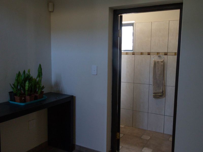 FOR SALE: SPACIOUS 5 BEDROOM FAMILY HOME WITH INDOOR & OUTDOOR BBQ IN OCEAN VIEW, SWAKOPMUND - Photo 9