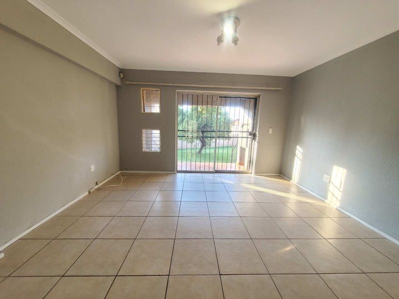 Beautiful ground floor apartment in Yale complex, Willowbrook - Photo 2