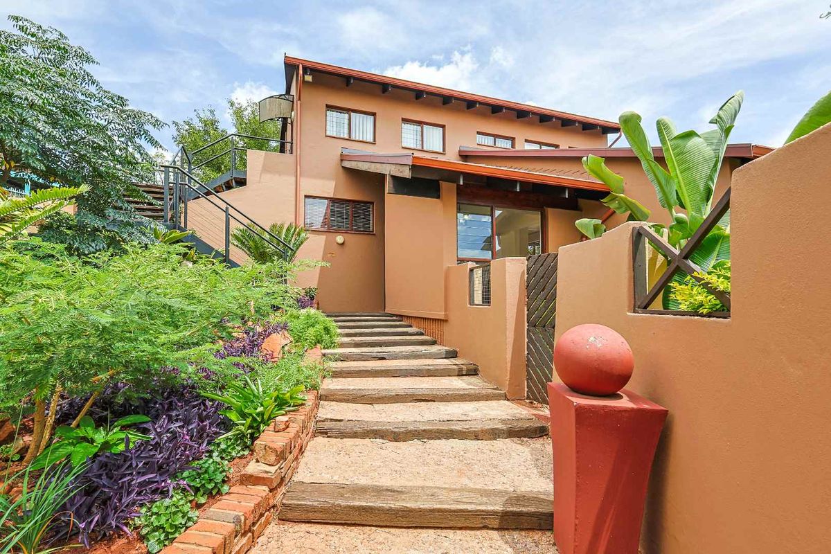 4 Bedroom Family Home in Secure Gated Cul-de-Sac. - Photo 3